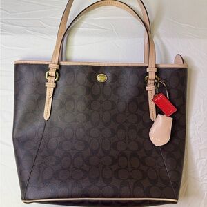 Coach Designer Peyton
Signature Monogram Tote Bag
Purse C1405-F28365